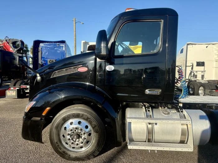2022 Peterbilt 579 - image 3