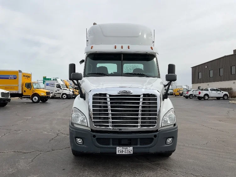 2016 Freightliner Cascadia - image 2