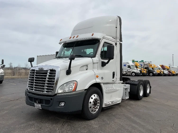 2016 Freightliner Cascadia - image 3