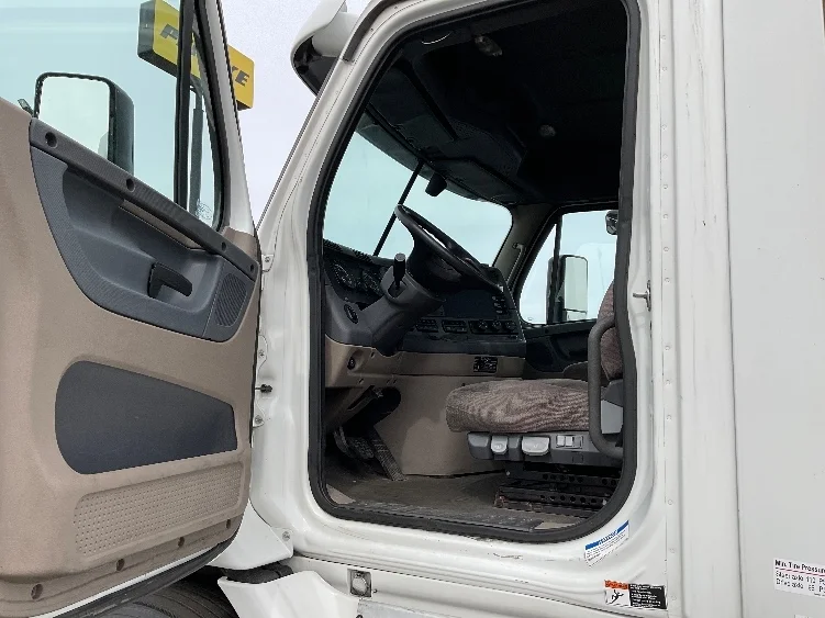 2016 Freightliner Cascadia - image 9