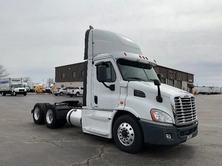 2016 Freightliner Cascadia in Middlefield, OH