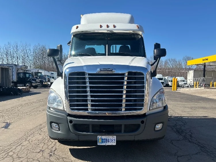 2019 Freightliner Cascadia in Jessup, PA — photo 2