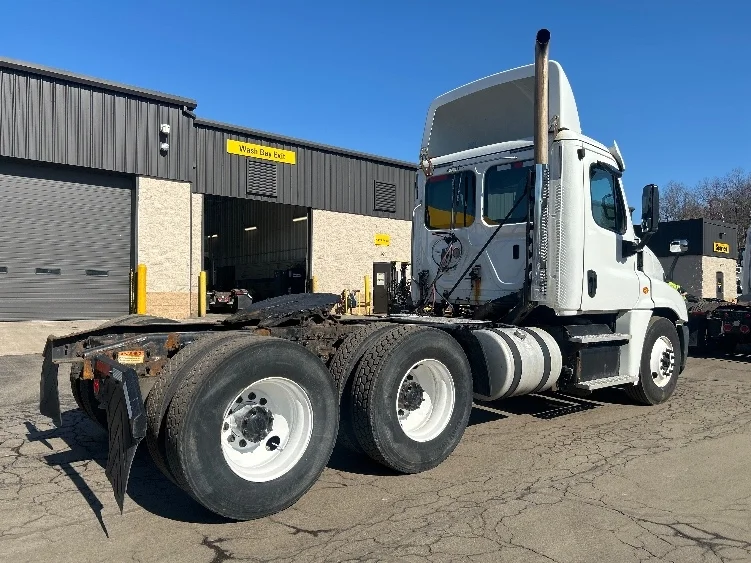 2019 Freightliner Cascadia in Jessup, PA — photo 7