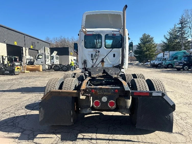 2019 Freightliner Cascadia in Jessup, PA — photo 6