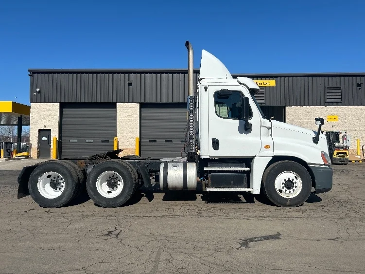 2019 Freightliner Cascadia in Jessup, PA — photo 8