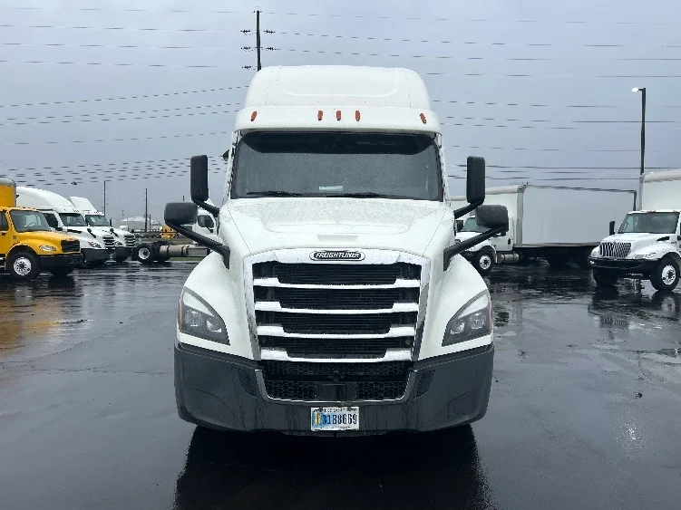 2022 Freightliner Cascadia in Indianapolis, IN — photo 2