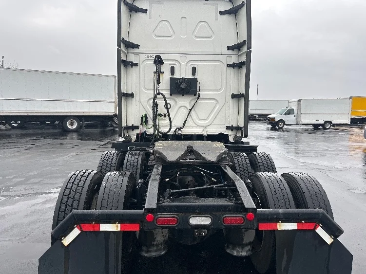2022 Freightliner Cascadia in Indianapolis, IN — photo 6