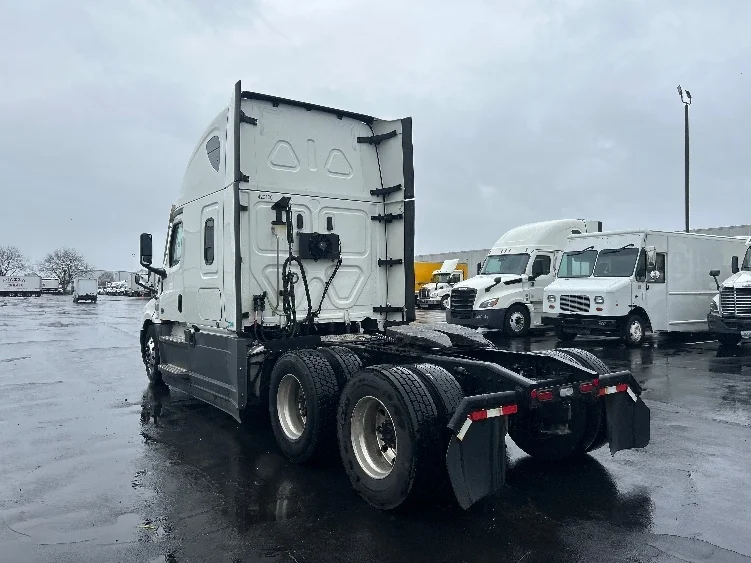 2022 Freightliner Cascadia in Indianapolis, IN — photo 5