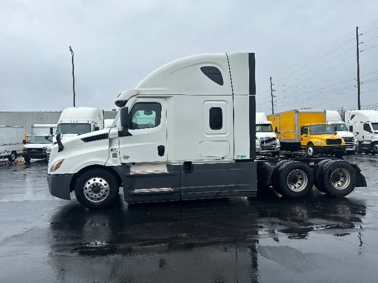 2022 Freightliner Cascadia in Indianapolis, IN — photo 4