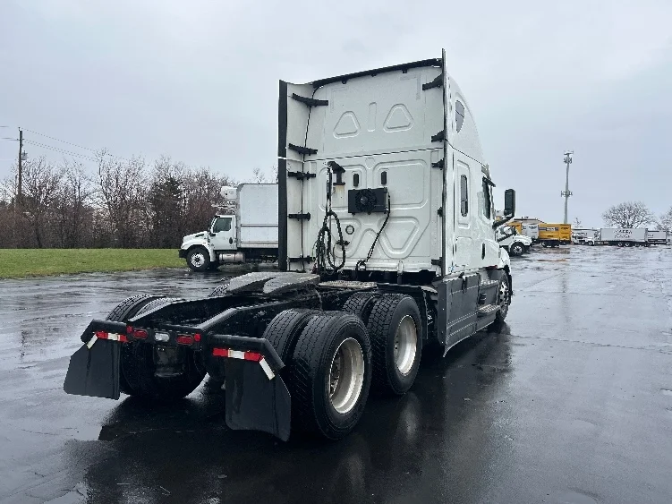 2022 Freightliner Cascadia in Indianapolis, IN — photo 7