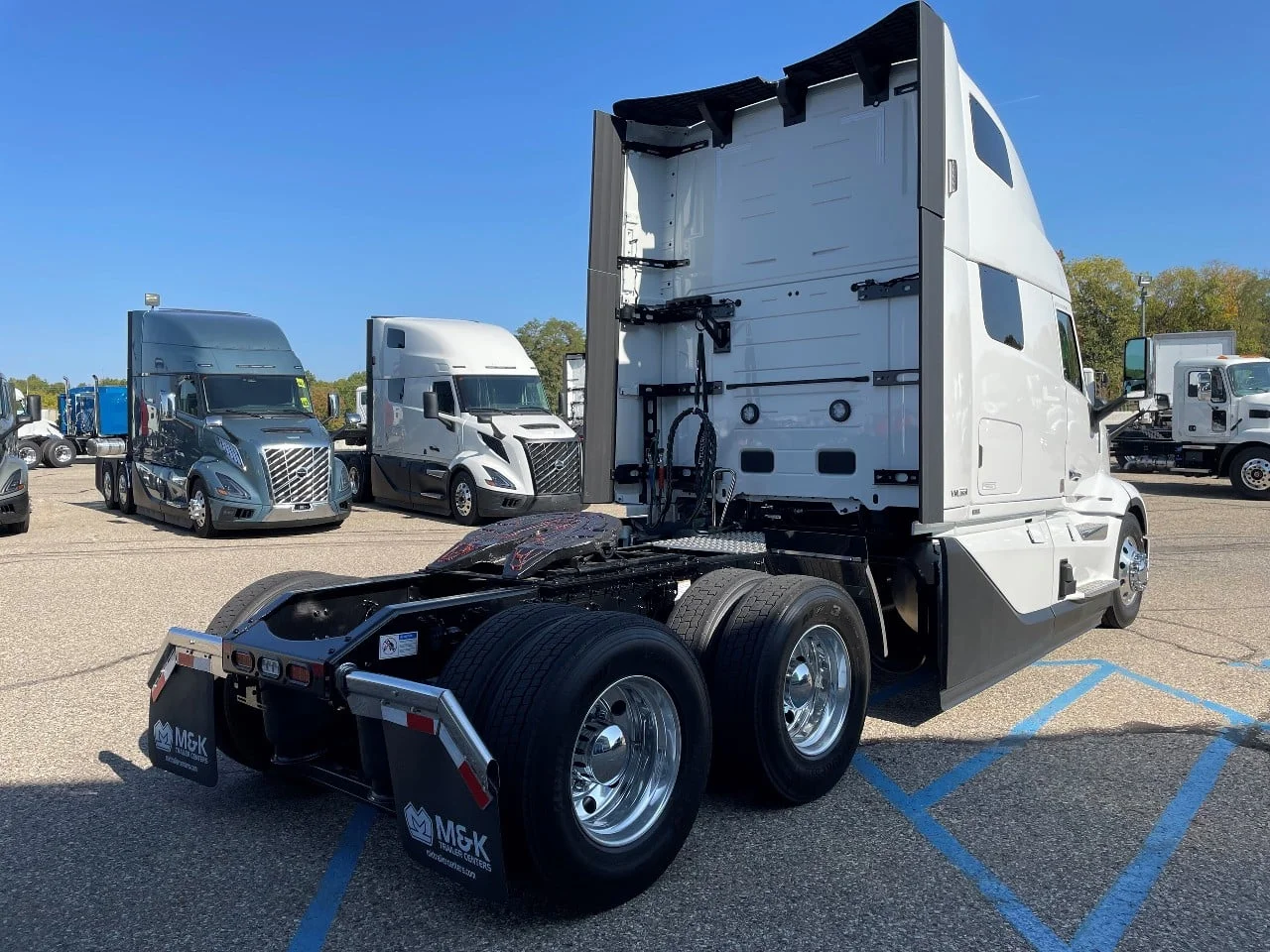 2026 Volvo VNL 860 in Byron Center, MI — photo 3