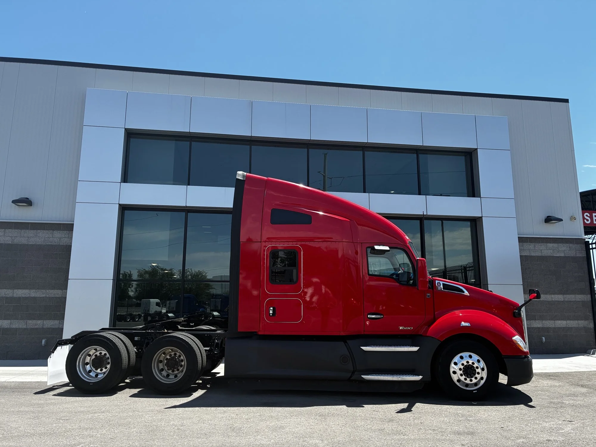 2022 Kenworth T680 in Las Vegas, NV — photo 2