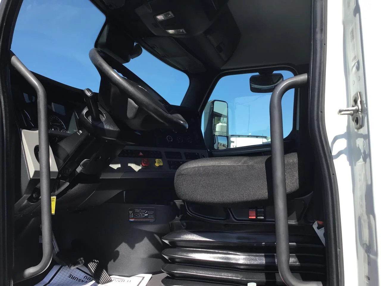 2022 Freightliner Cascadia in Pacific, WA — photo 7