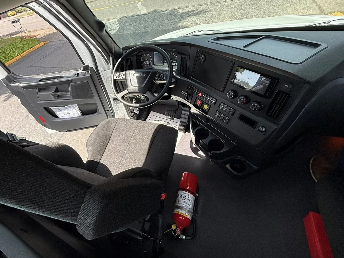 2027 Freightliner Cascadia — photo 9