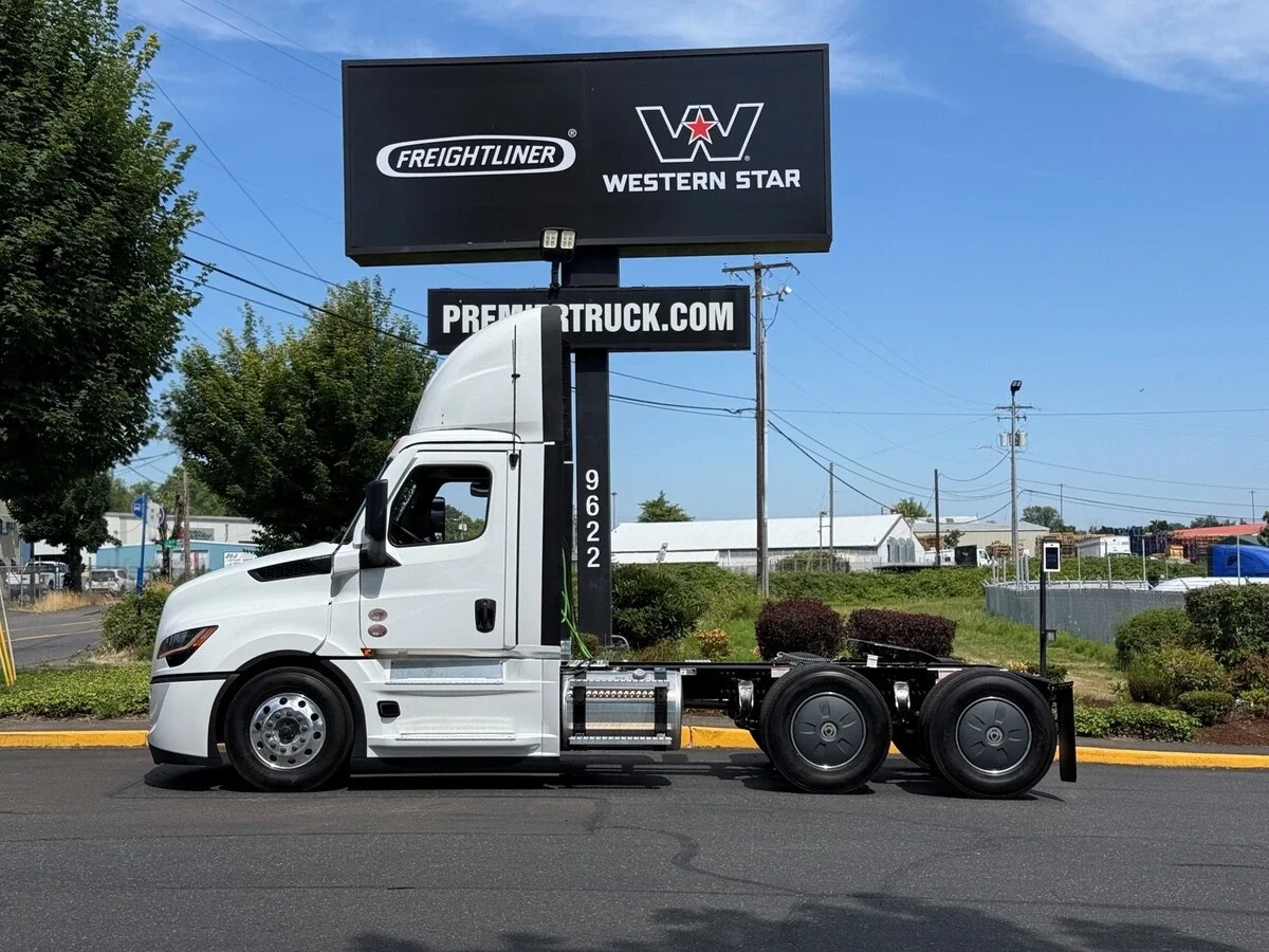2027 Freightliner Cascadia — photo 6