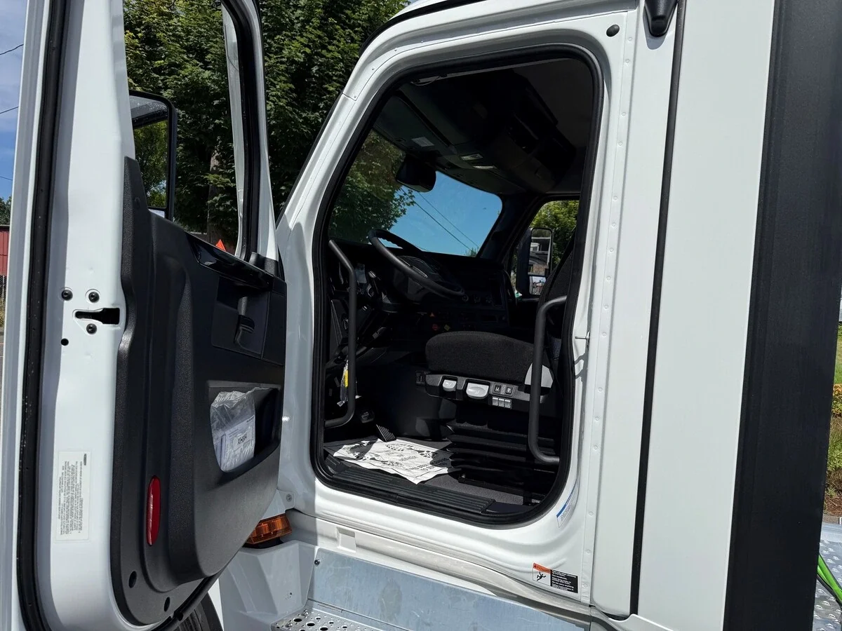 2027 Freightliner Cascadia — photo 7