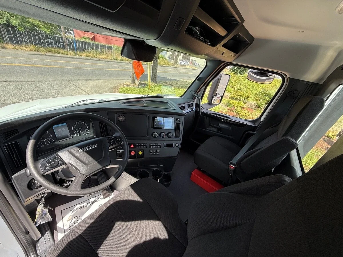 2027 Freightliner Cascadia — photo 8