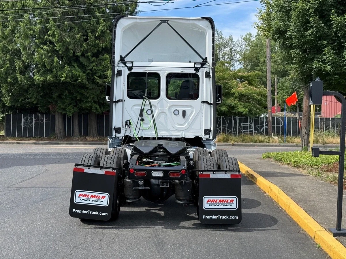 2027 Freightliner Cascadia — photo 4