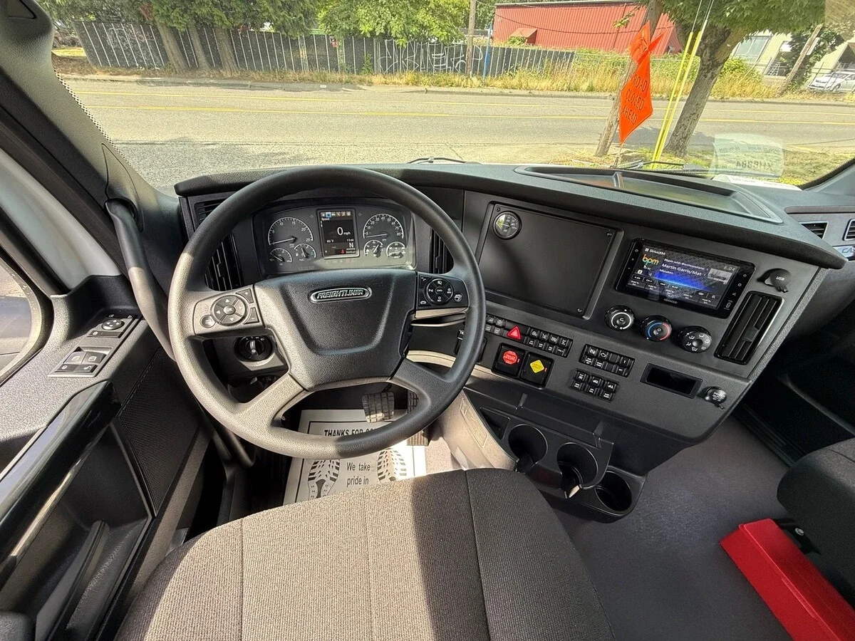 2027 Freightliner Cascadia — photo 10