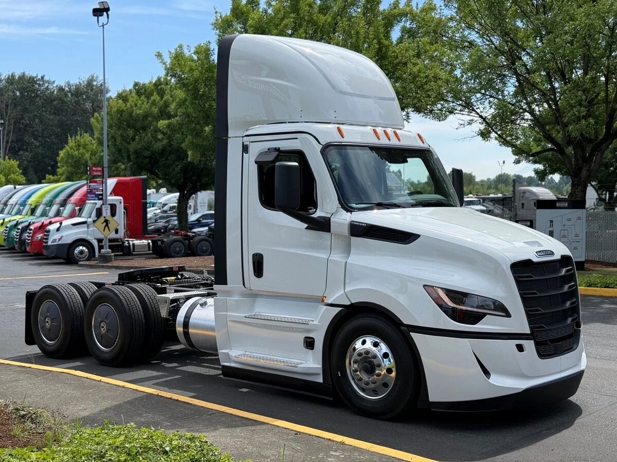 2027 Freightliner Cascadia — photo 3