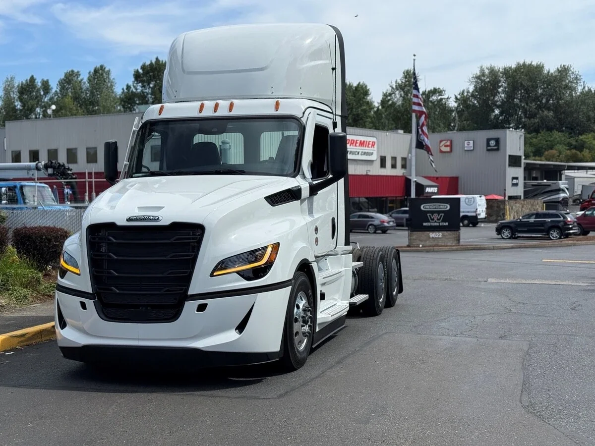 2027 Freightliner Cascadia — photo 2