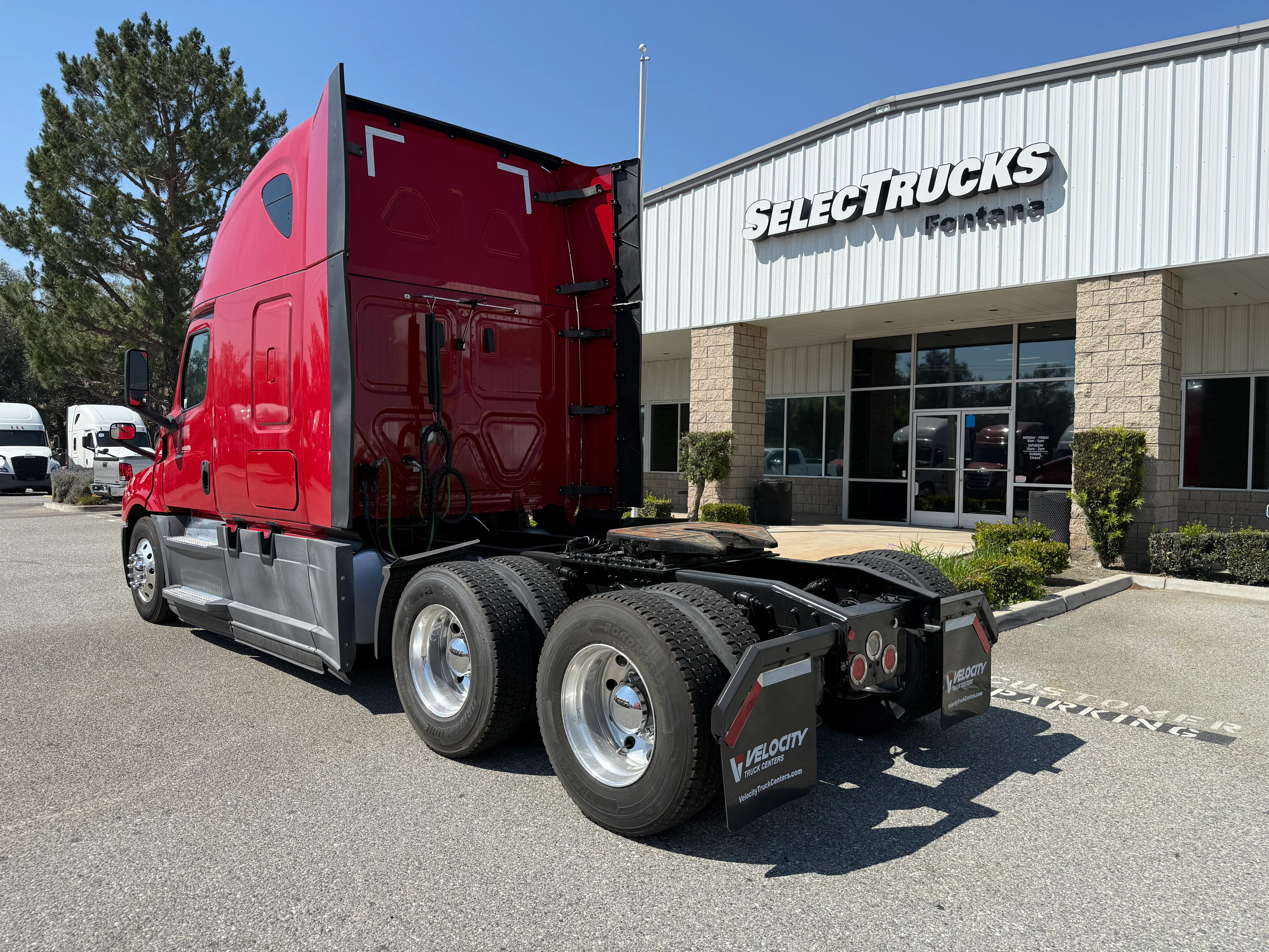 2020 Freightliner Cascadia in Selectrucks Fontana, CA — photo 4
