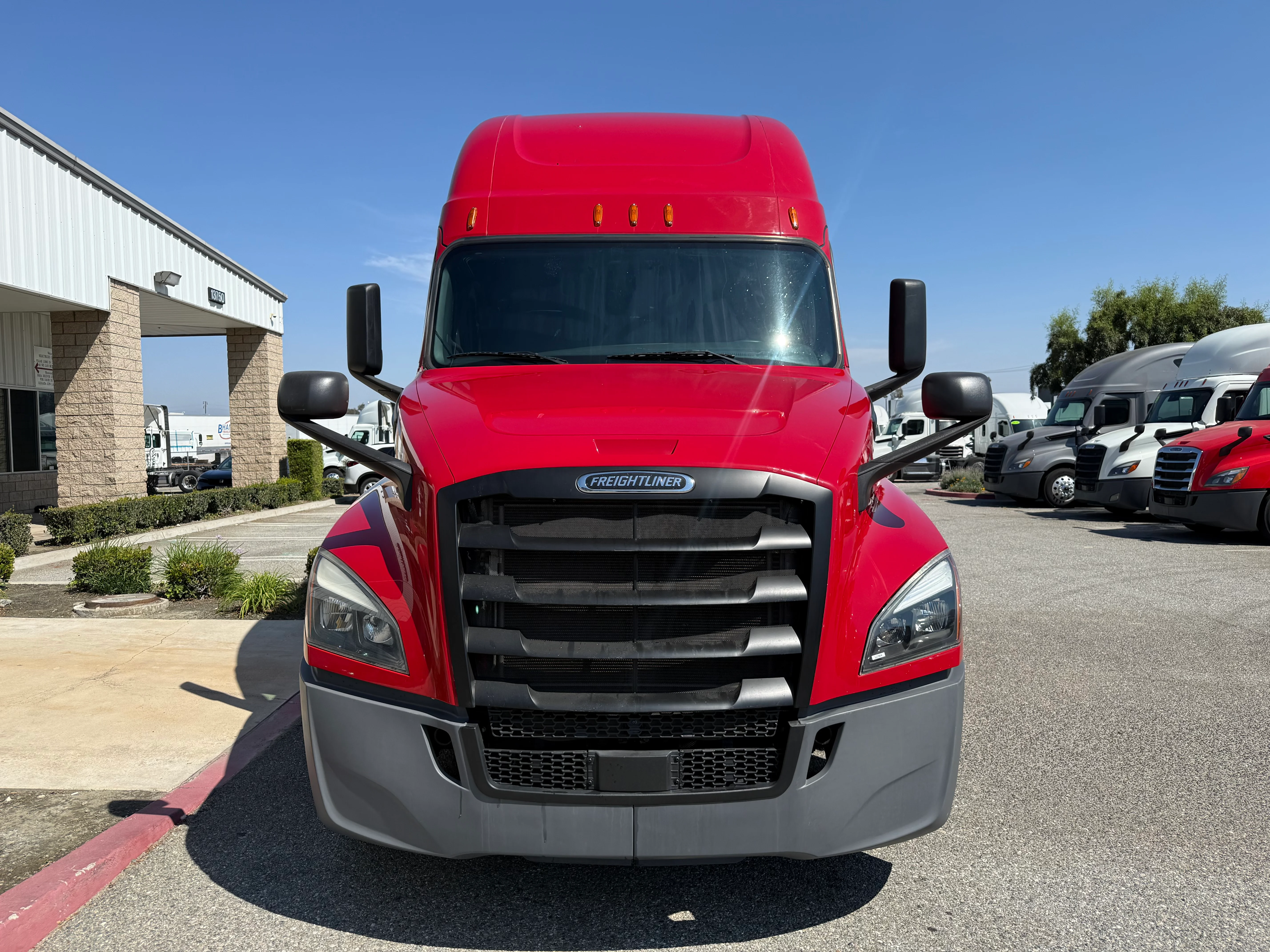 2020 Freightliner Cascadia in Selectrucks Fontana, CA — photo 2