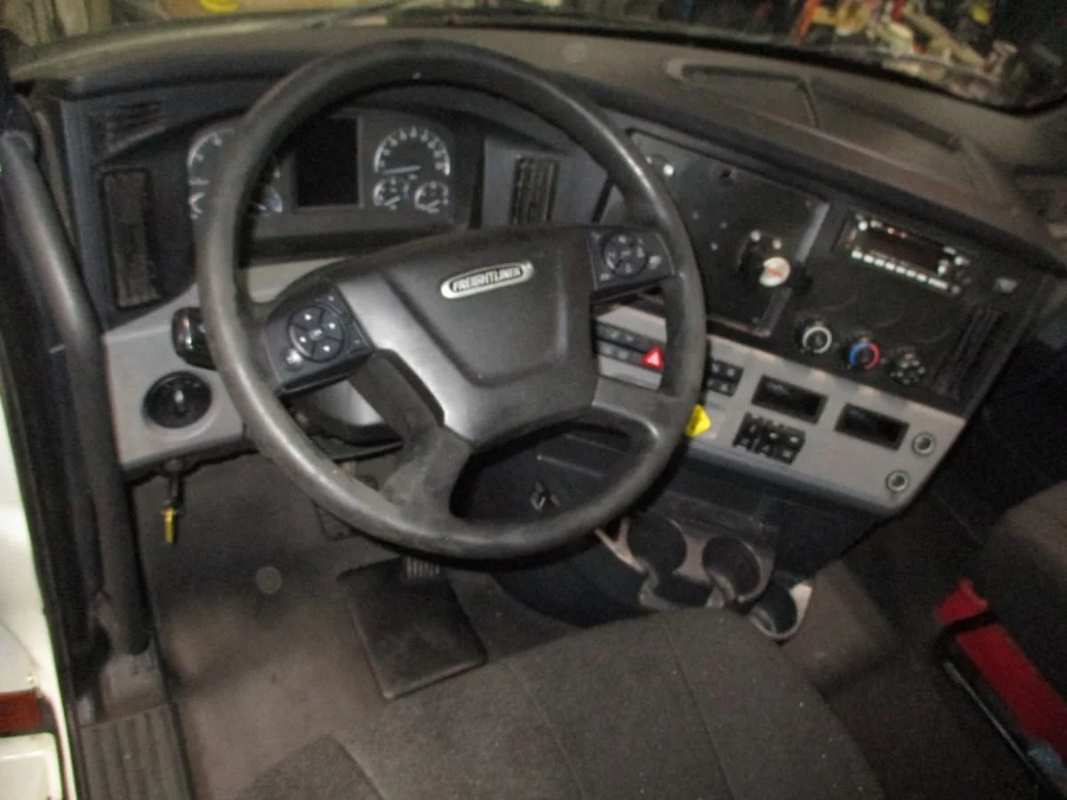 2022 Freightliner Cascadia - image 7