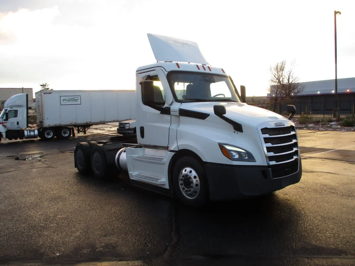 2022 Freightliner Cascadia - image 3