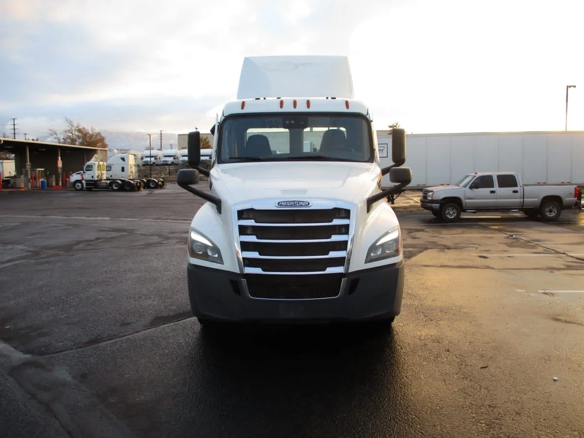 2022 Freightliner Cascadia - image 2