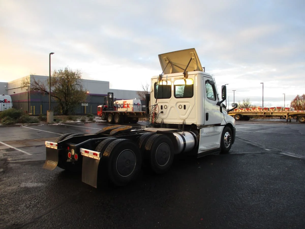 2022 Freightliner Cascadia - image 6