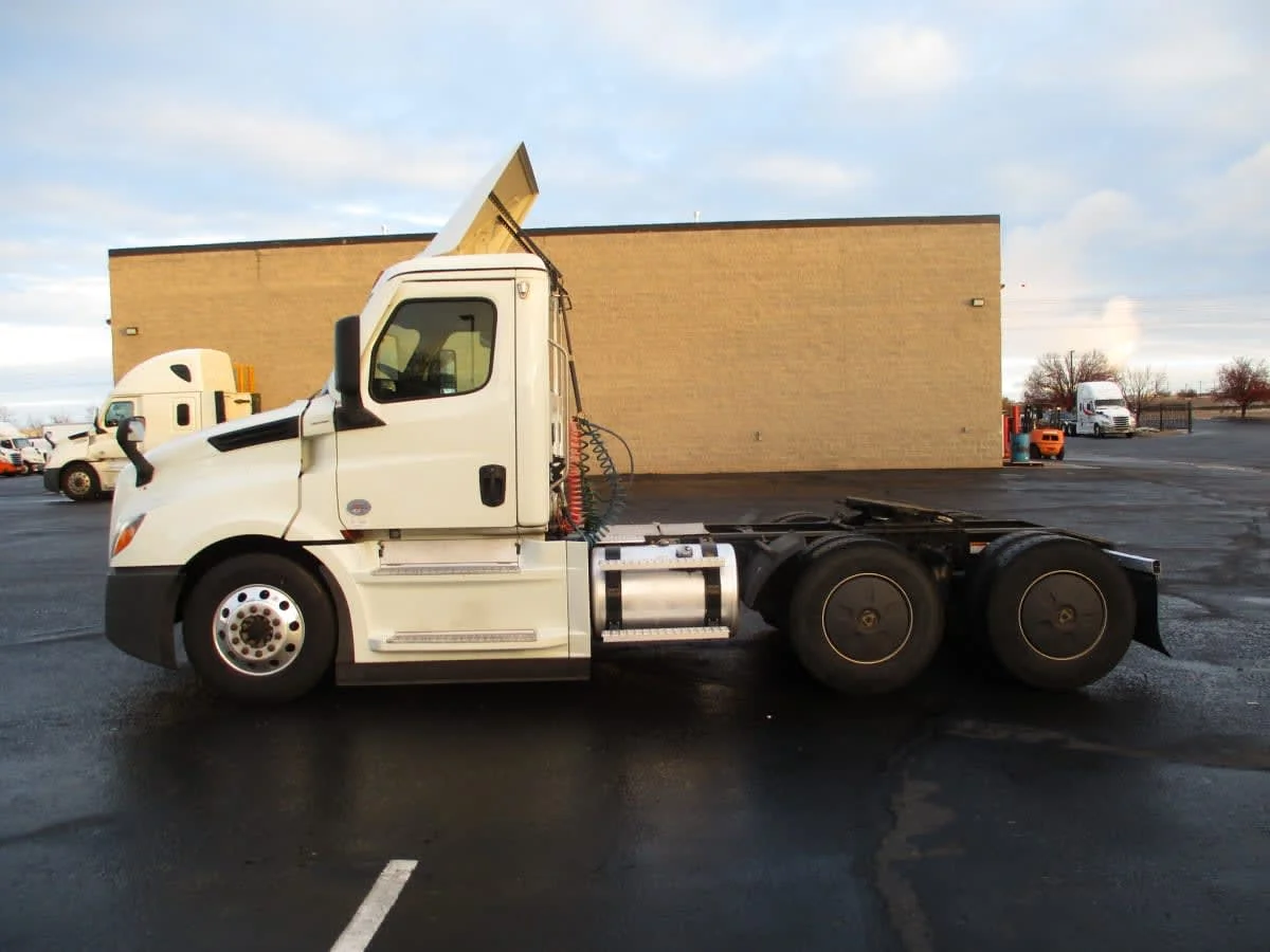 2022 Freightliner Cascadia - image 9