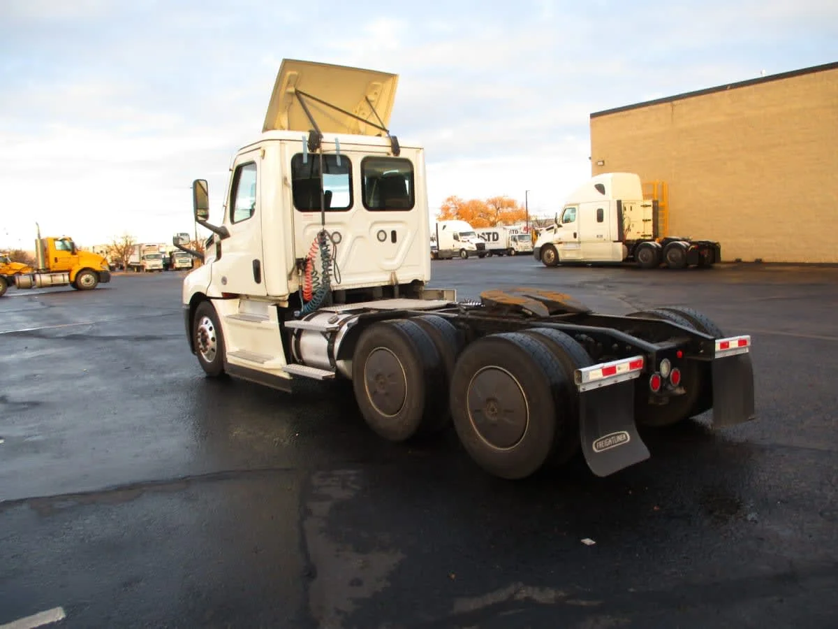 2022 Freightliner Cascadia - image 4