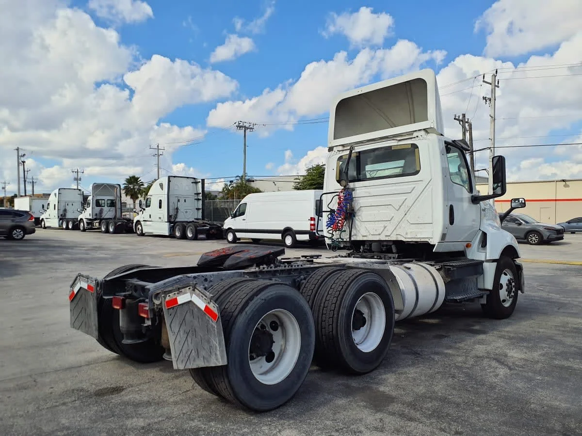 2018 International LT - image 4