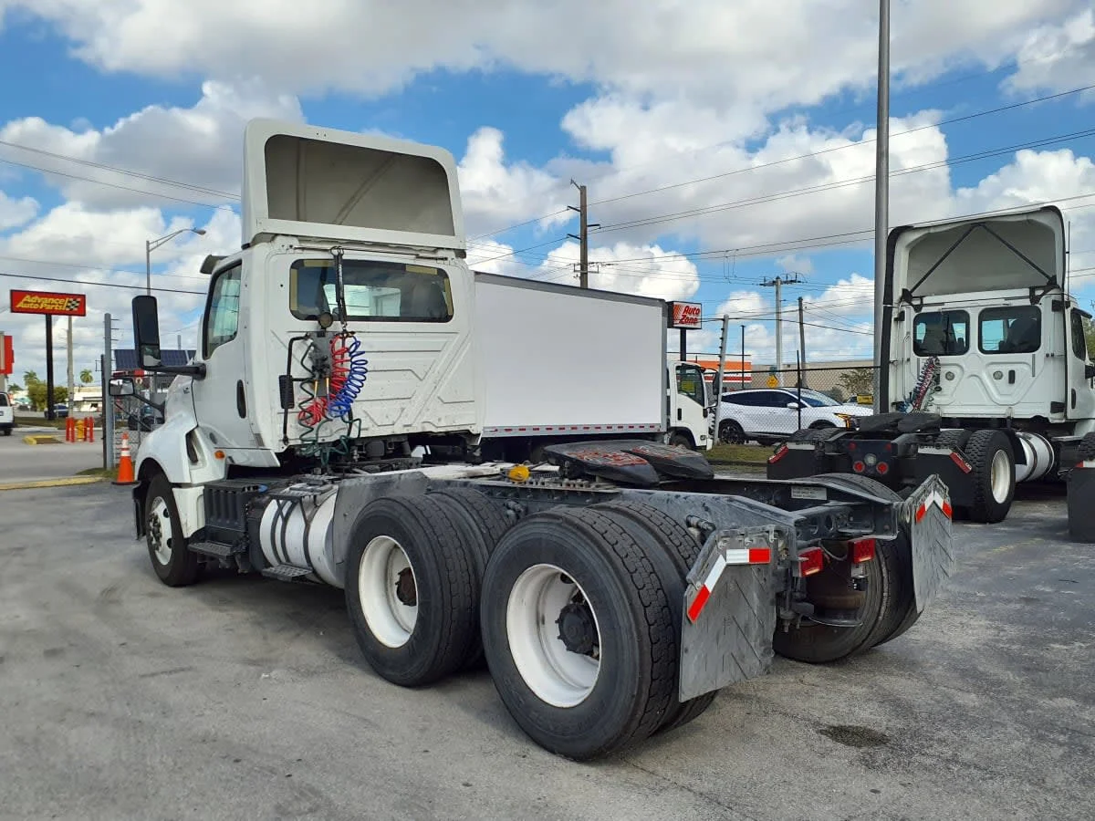 2018 International LT - image 6