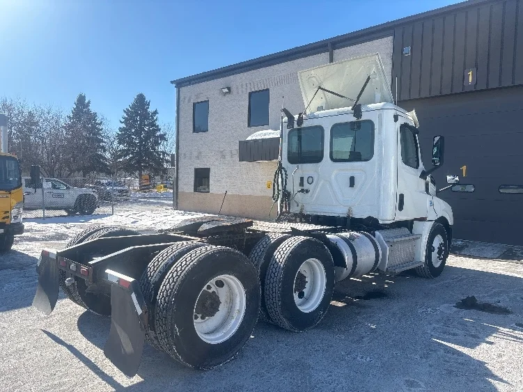 2019 Freightliner Cascadia in Brooklyn Park, MN — photo 7