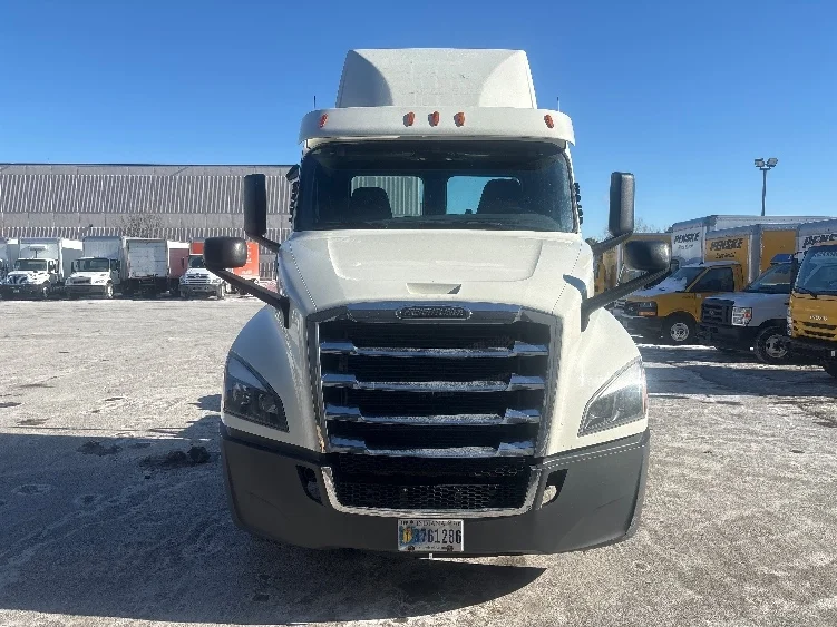 2019 Freightliner Cascadia in Brooklyn Park, MN — photo 2