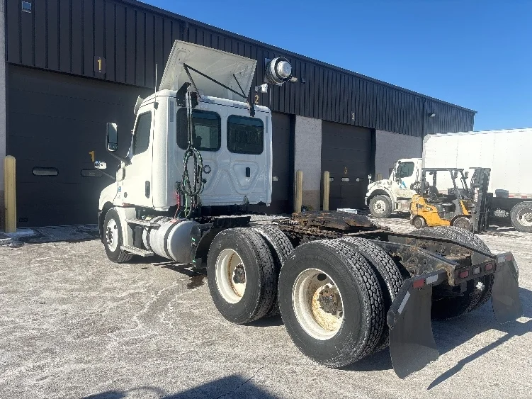 2019 Freightliner Cascadia in Brooklyn Park, MN — photo 5