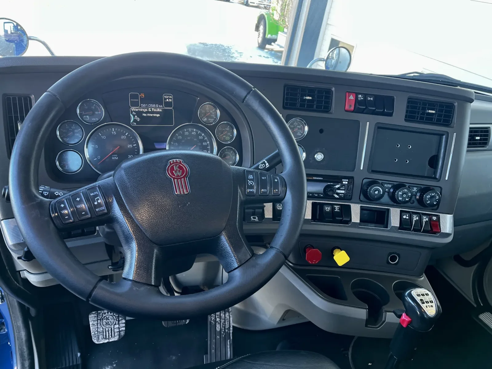 2019 Kenworth T880 - image 16