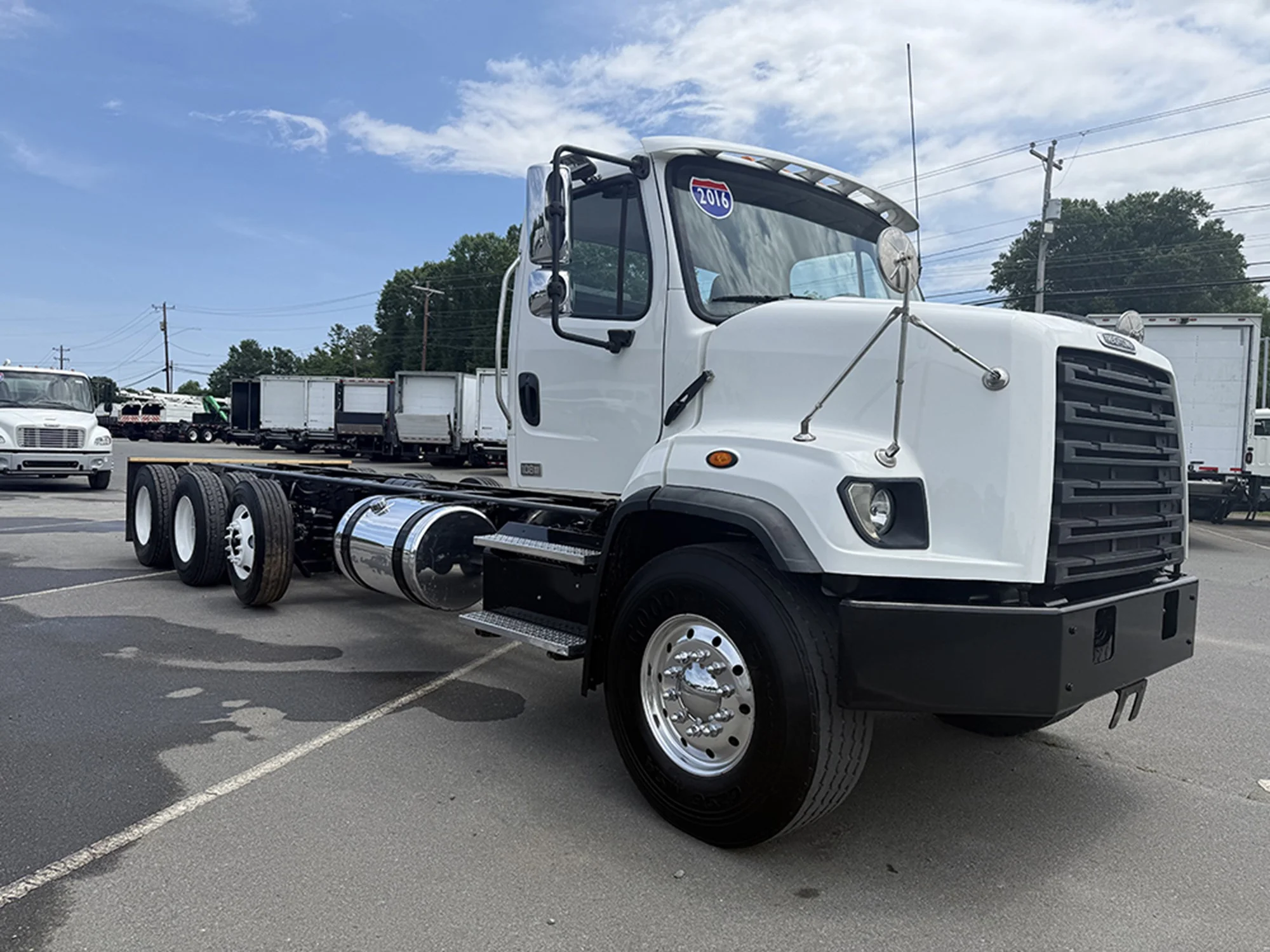 2016 Freightliner 108SD — photo 2