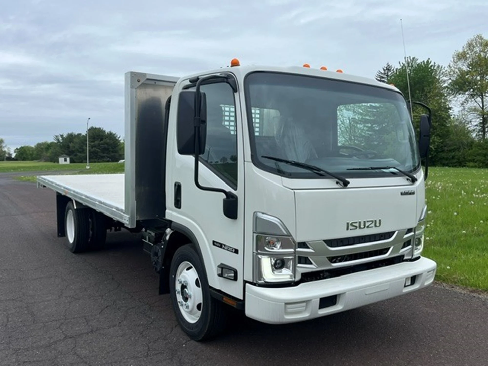 2025 Isuzu NRR in Souderton, PA — photo 3
