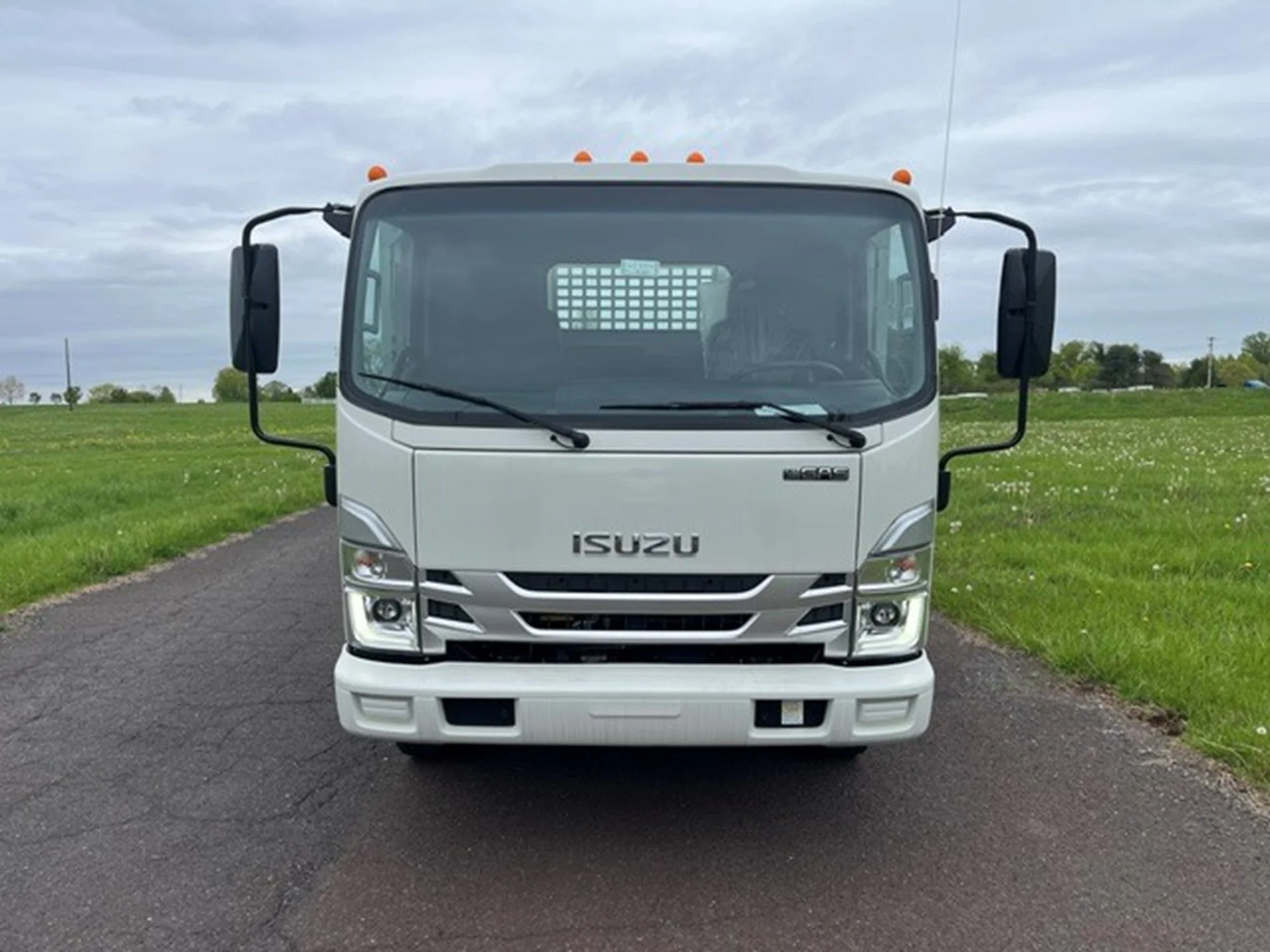 2025 Isuzu NRR in Souderton, PA — photo 2