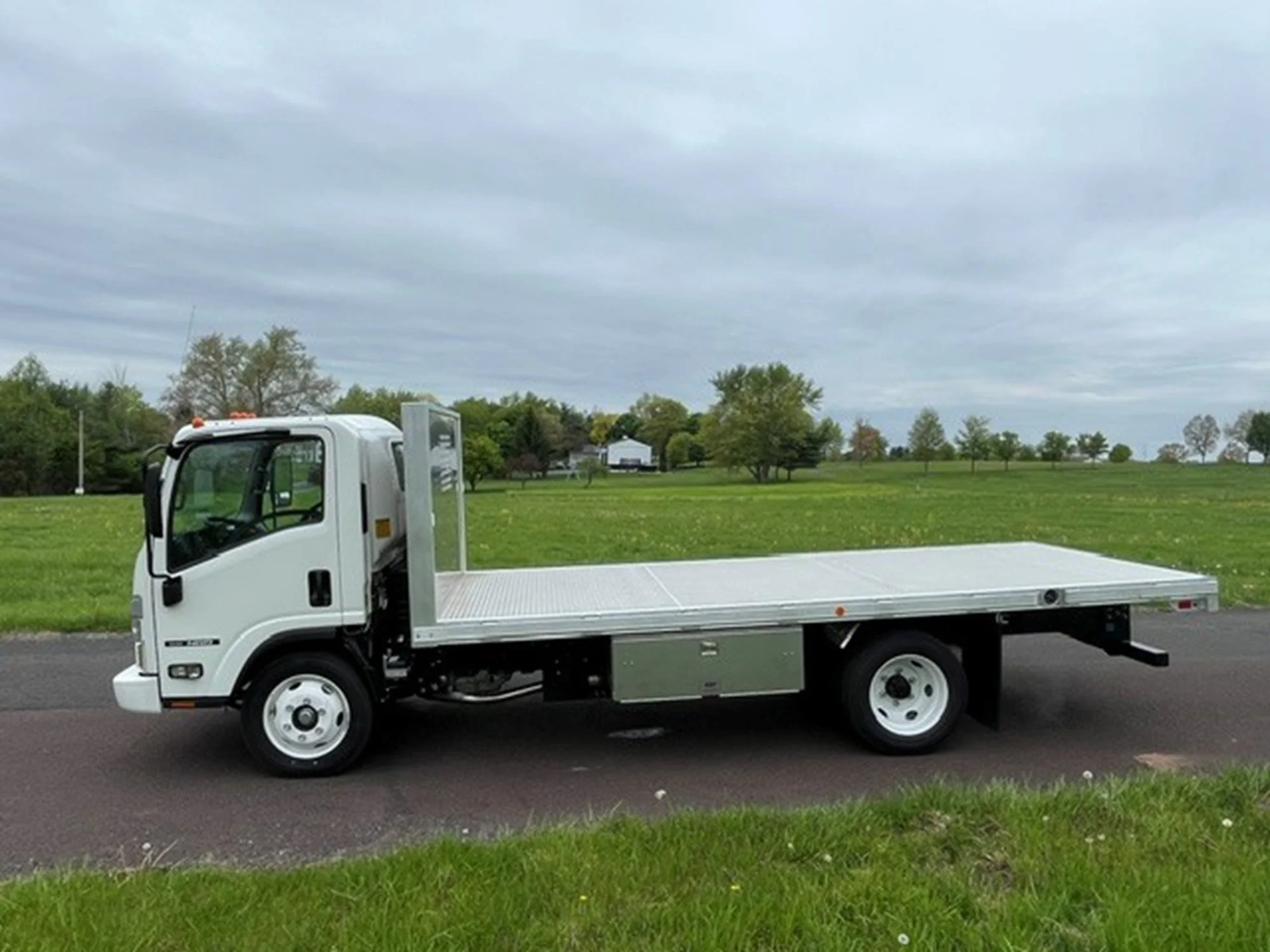 2025 Isuzu NRR in Souderton, PA — photo 5