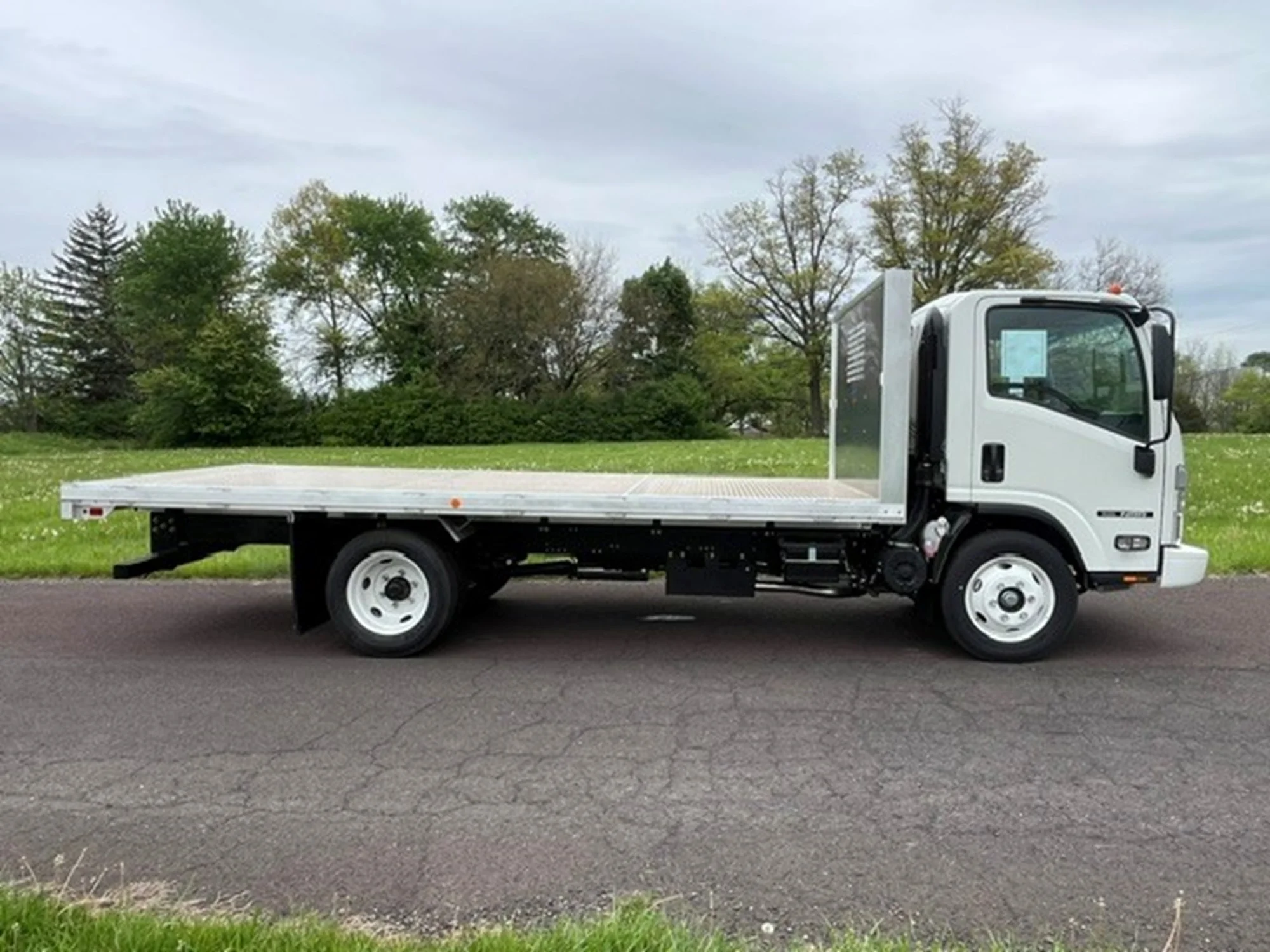 2025 Isuzu NRR in Souderton, PA — photo 4