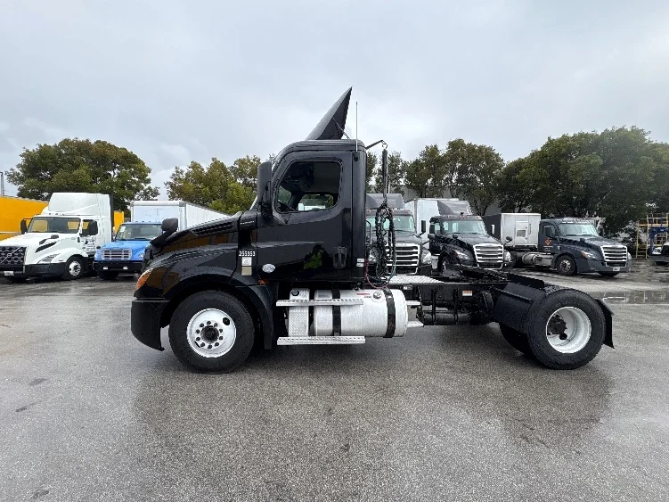 2019 Freightliner Cascadia in Medley, FL — photo 4