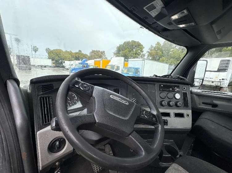 2019 Freightliner Cascadia in Medley, FL — photo 10