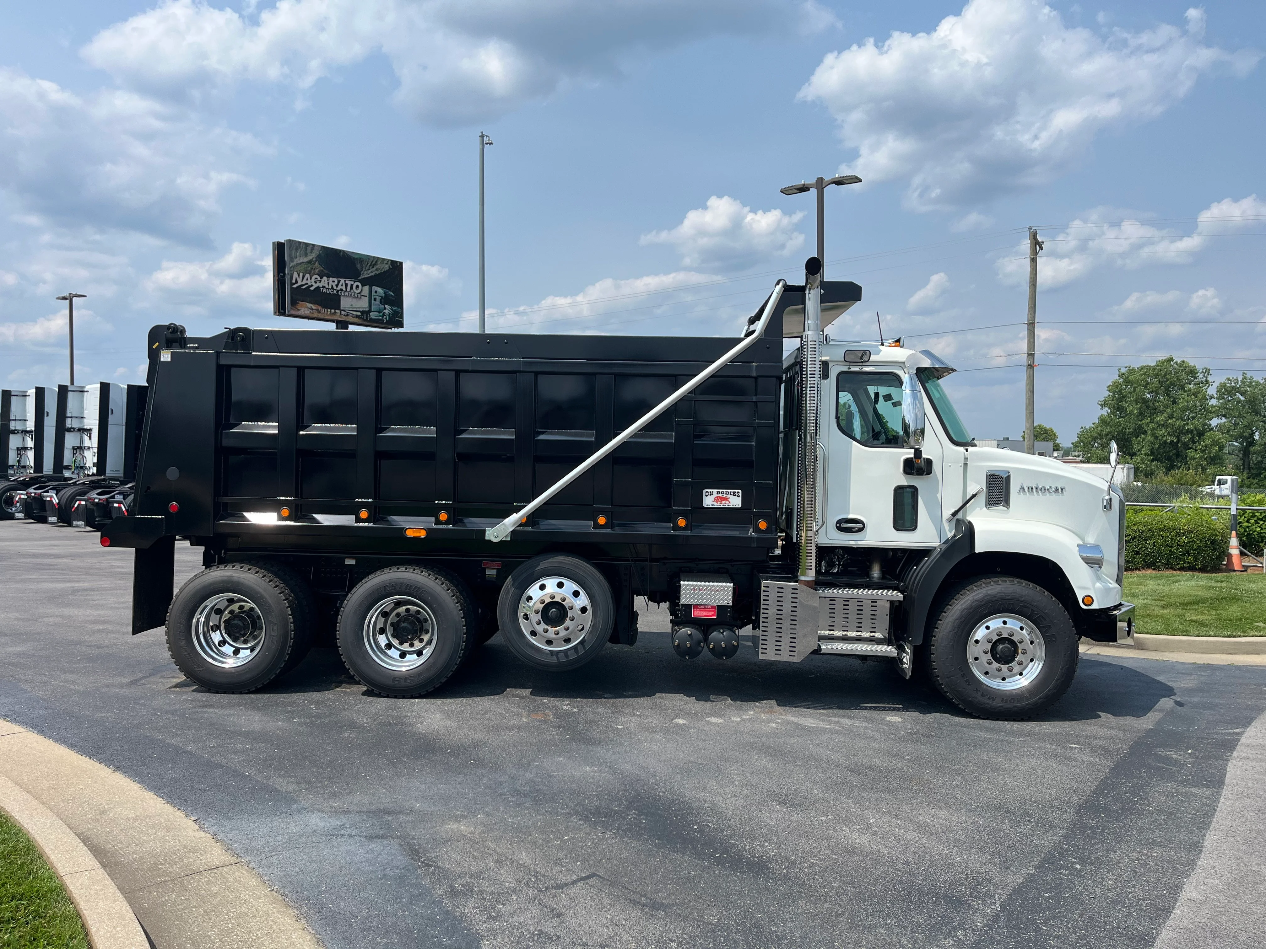 2024 Autocar DC-64 in La Vergne, TN — photo 2