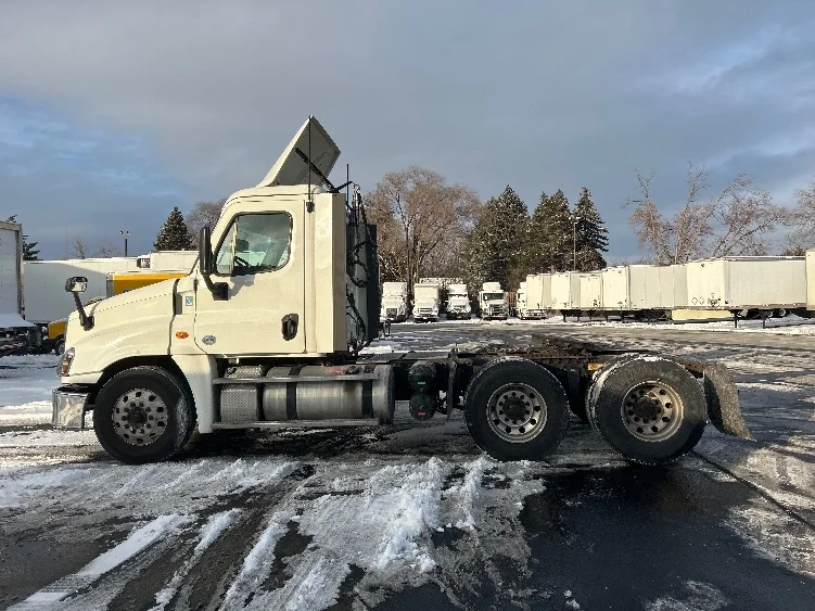 2019 Freightliner Cascadia in Brooklyn Park, MN — photo 4
