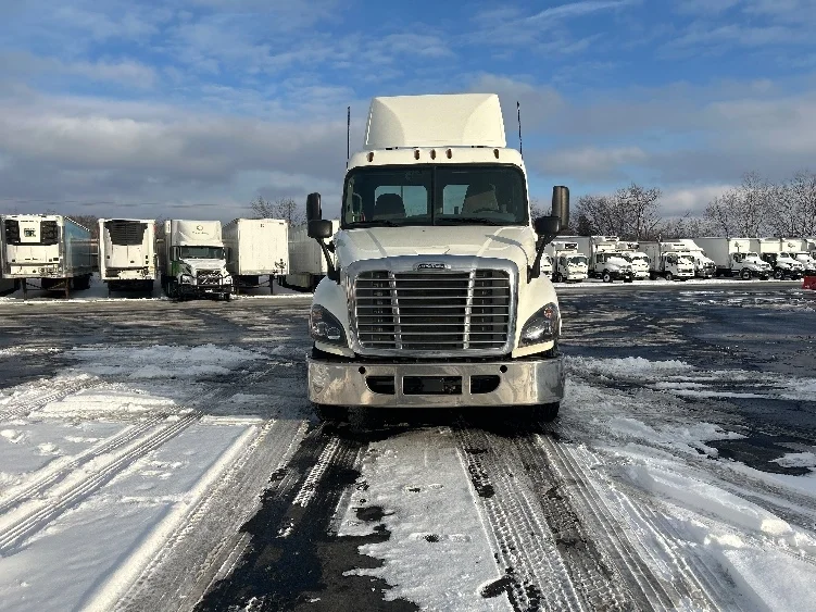 2019 Freightliner Cascadia in Brooklyn Park, MN — photo 2