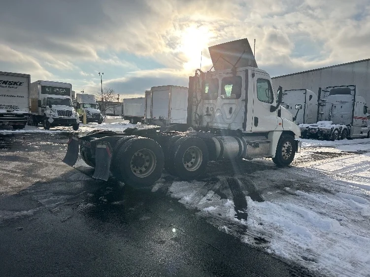 2019 Freightliner Cascadia in Brooklyn Park, MN — photo 7